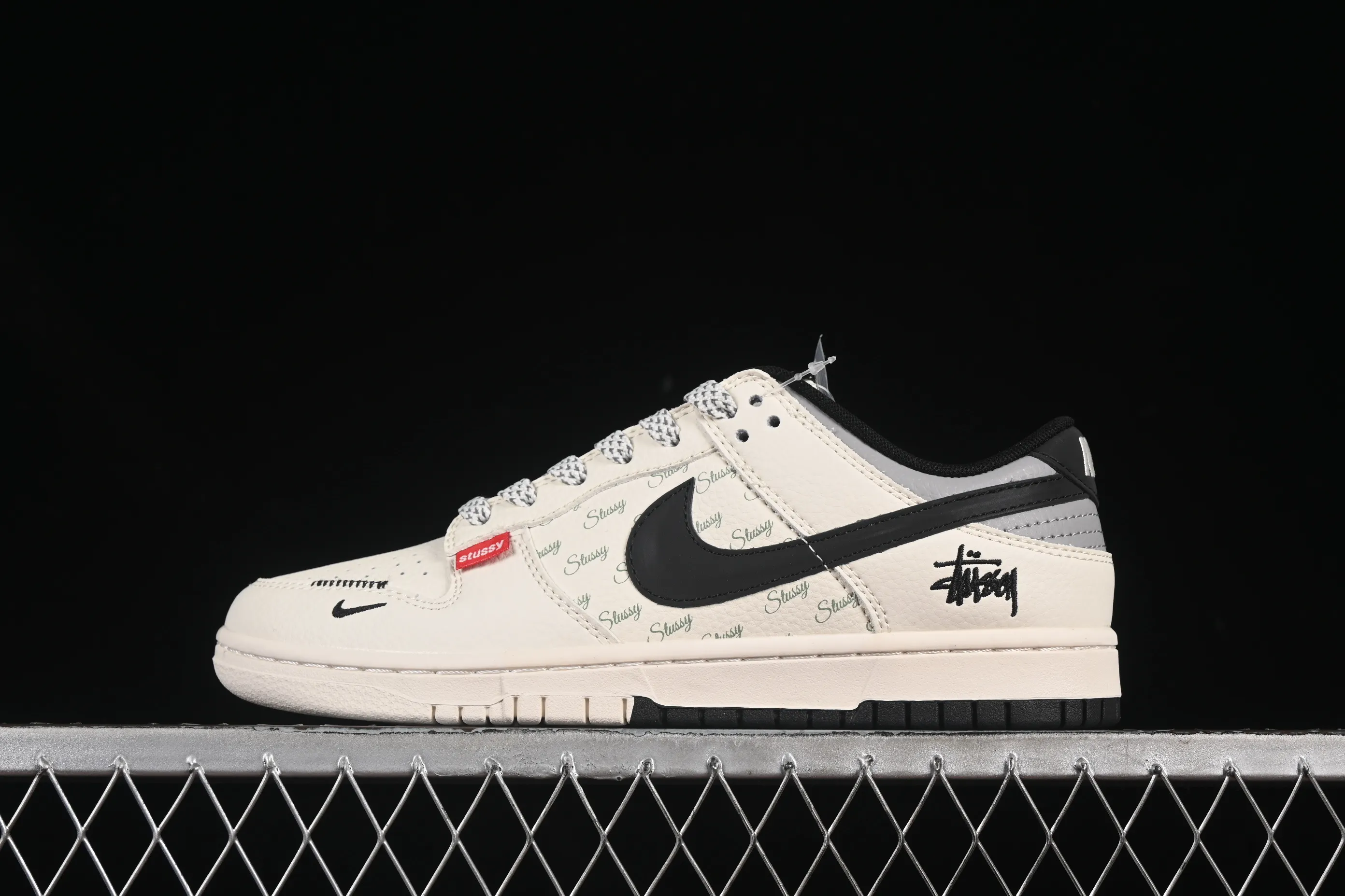 All categories Nk SB Dunk Series Nk SB Dunk Low High-end customized low-top sneakers Nike SB Dunk Low Stusi co-branded three-dimensional black hook Anniversary high-end customized low-top casual sneakers XS6089-537